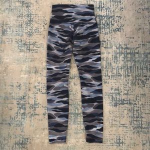 Lululemon Sz 2 Blue Camo Leggings NWOT